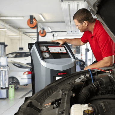 34998 Connected R-134a Air Conditioning Service Machine man Using it on the Car